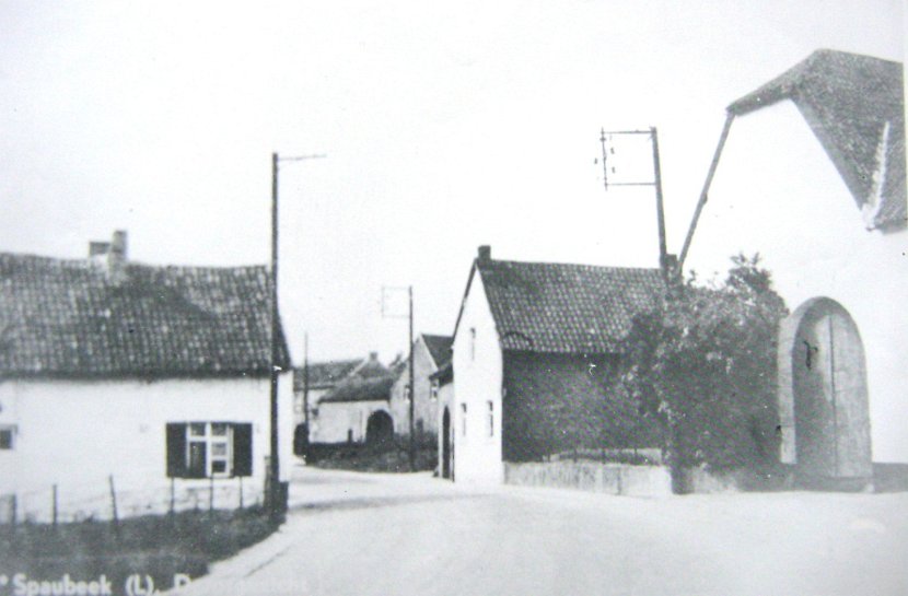 200a- Dorpstraat met links huis Consten 1948